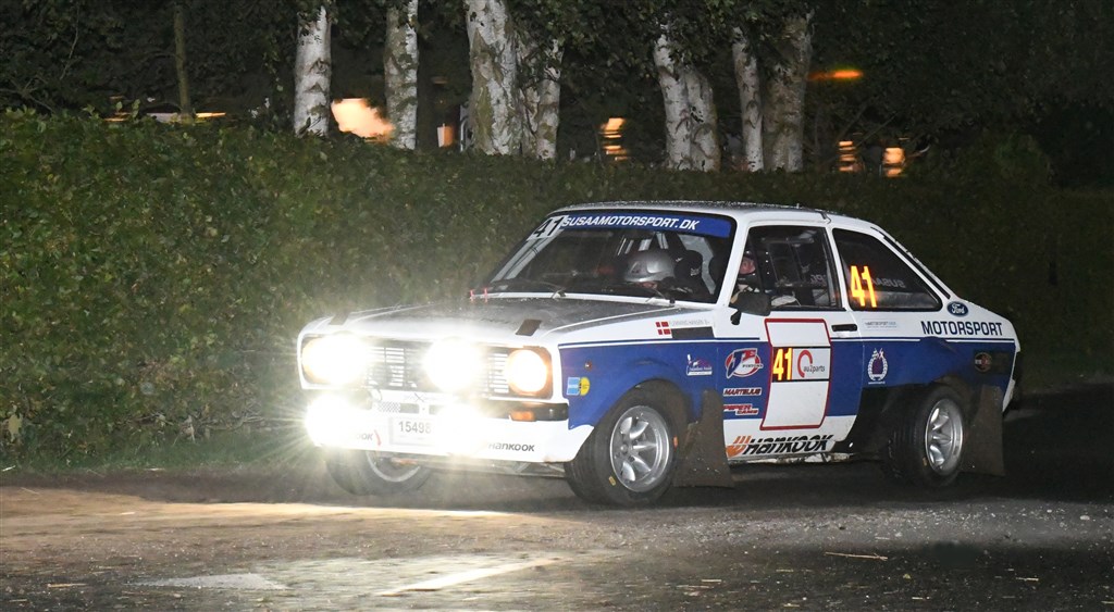 På vej gennem den fjerde rallyprøve i fredagens aftenmørke og regnvejr med et viskersystem, som fra tid til anden gik i stå.
(Foto: specialpress@gmail.com)